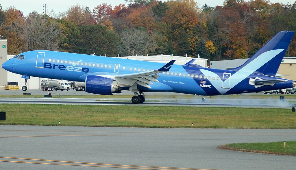 A Breeze Airways Airbus A220-371 (N218BZ) of Breeze Airways lands on Runway 34 at KHPN (Westchester County Airport).