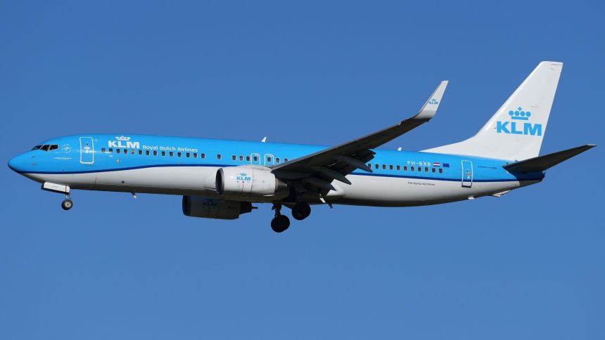 KLM 737 coming into land