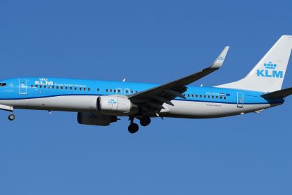 KLM 737 coming into land