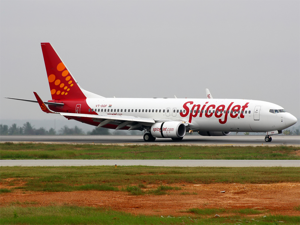 SpiceJet airline landing on at runway