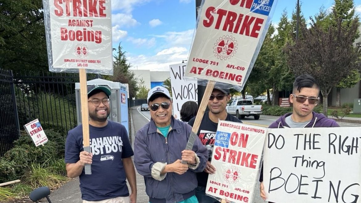 Photo of striking Boeing Workers