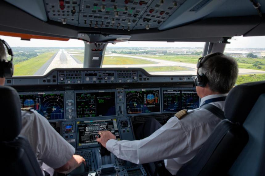 Airbus 350 cockpit approach