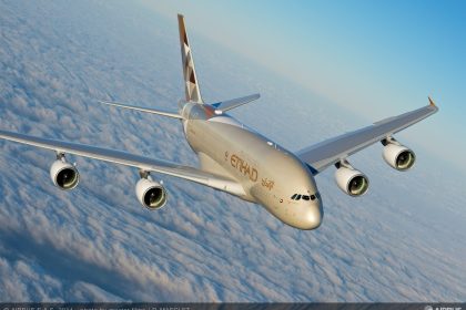 The Etihad Airways A380’s livery is inspired by traditional Emirati design patterns, the landscapes of the desert and the geometric shapes found in the modern architecture of Abu Dhabi