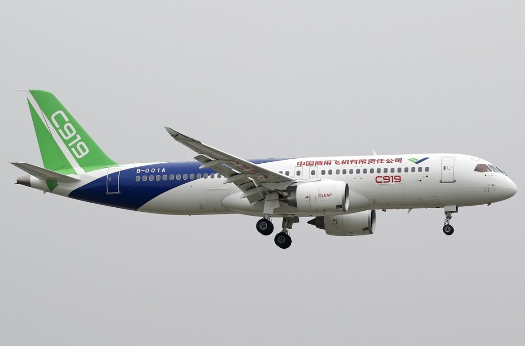 COMAC C919 in flight