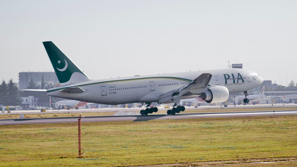 Boeing 772 of Pakistan Airlines, registration NUMBER AP-BGK