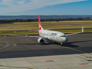 The image of Qantas B737-800 VH-VZO on the runway.