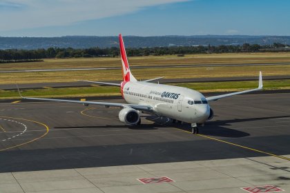 The image of Qantas B737-800 VH-VZO on the runway.