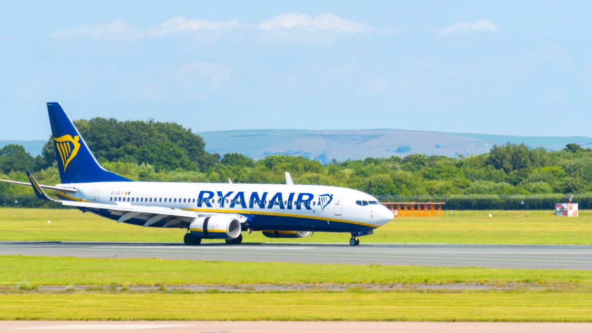 B738 ryanair plane landing on runway 