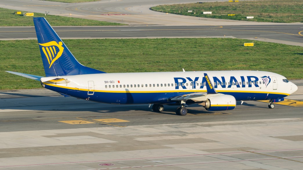 Image of a Ryanair Boeing 737 Taxiing to the runway