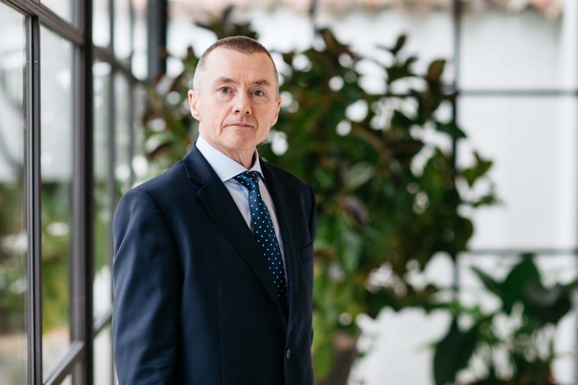 Photo of business man Willie Walsh in a blue suit