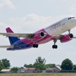 Wizz Air A320 taking off. @ Wizzairhungary / https://commons.wikimedia.org/wiki/File:Wizz_air_new_livery_aircraft.jpg