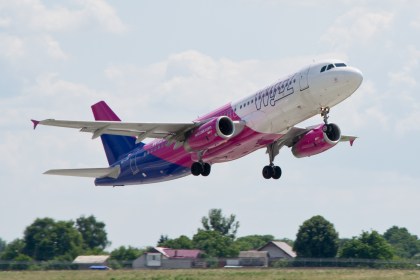 Wizz Air A320 taking off. @ Wizzairhungary / https://commons.wikimedia.org/wiki/File:Wizz_air_new_livery_aircraft.jpg